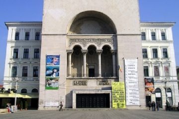 Teatrul Național Timișoara reia spectacolele cu public în sală, cu piesa „M-am hotărât să devin prost”