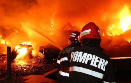 Mureş: Pompierii au stins incendiul de la fabrica de mobilă din Reghin.Trei hale au fost distruse complet