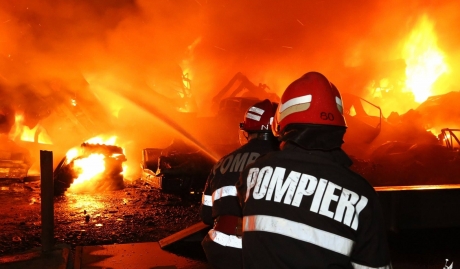 mures:-pompierii-au-stins-incendiul-de-la-fabrica-de-mobila-din-reghin.trei-hale-au-fost-distruse-complet