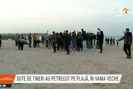 Sute de tineri au petrecut pe plajă în Vama Veche. Poliția a intervenit de mai multe ori