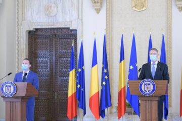 Președintele Klaus Iohannis și premierul Florin Cîțu vizitează centrul de vaccinare de la Spitalul Militar din Constanța