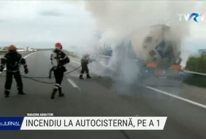 Incendiu pe autostrada A1. O autocisternă care trana 30 de tone de motorină și benzină a luat foc