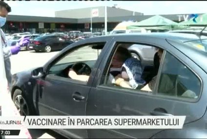 Vaccinare în parcarea unui supermarket din Bistrița. Peste 1.000 de persoane s-au imunizat