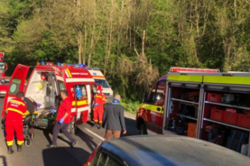 Coliziune între un autoturism și un camion în zona localităţii Bârzava, județul Arad. Două persoane și-au pierdut viața