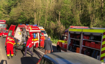 Coliziune între un autoturism și un camion în zona localităţii Bârzava, județul Arad. Două persoane și-au pierdut viața