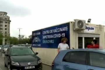 Vaccinarea din mașină în Piaţa Constituţiei s-a încheiat azi mai devreme: a fost o defecţiune la reţeaua electrică