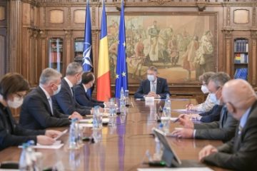 Președintele Iohannis a anunțat că din 15 mai se elimină portul măștii în exterior și restricțiile de circulație noaptea. Alte măsuri de relaxare