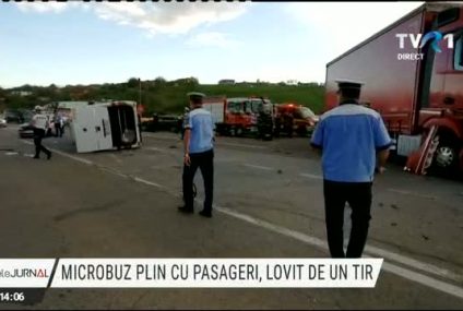 Iași: Microbuz plin cu pasageri, lovit de un tir