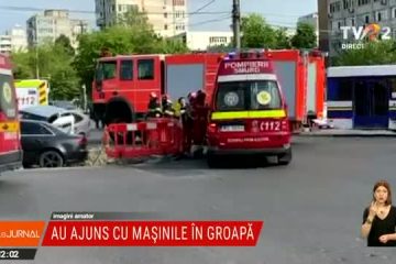 Două șoferițe au ajuns cu mașinile într-o groapă săpată în intersecție, după ce s-au ciocnit