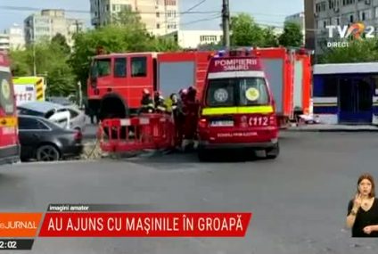 Două șoferițe au ajuns cu mașinile într-o groapă săpată în intersecție, după ce s-au ciocnit
