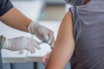 BOTOȘANI | Un bărbat a păcălit medicii și s-a vaccinat a treia oară cu Pfizer. S-a ales cu dosar penal pentru fals în declaraţii