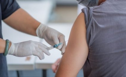 BOTOȘANI | Un bărbat a păcălit medicii și s-a vaccinat a treia oară cu Pfizer. S-a ales cu dosar penal pentru fals în declaraţii