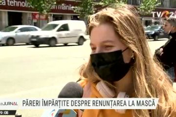 Mulți oameni poartă încă masca de protecție pe stradă. Specialiștii spun că riscul de a ne infecta nu dispare odată cu ridicarea restricțiilor