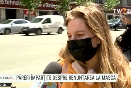 Mulți oameni poartă încă masca de protecție pe stradă. Specialiștii spun că riscul de a ne infecta nu dispare odată cu ridicarea restricțiilor