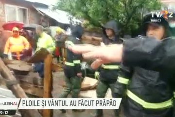 Precipitații record în Bihor. Oameni evacuați din calea apelor, gospodării inundate, un pod rupt și copaci căzuți peste mașini