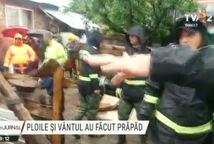 Precipitații record în Bihor. Oameni evacuați din calea apelor, gospodării inundate, un pod rupt și copaci căzuți peste mașini