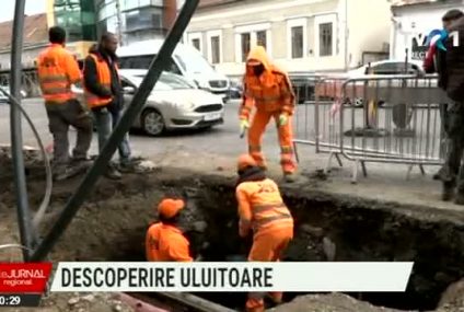 Descoperire uluitoare. Muncitorii care lucrau la modernizarea unui drum din Cluj-Napoca au dat peste un sarcofag de copil din Epoca Romană