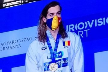 Robert Glinţă, medaliat cu aur în proba de 100 m spate, la Europenele de la Budapesta. Este prima medalie cucerită de România la un Campionat European de nataţie pentru seniori, în probele masculine
