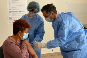 Medicul Valeriu Gheorghiță, coordonatorul campaniei de imunizare, a vaccinat mai multe persoane în comuna natală din Argeș