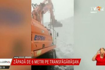 Deszăpezire cu excavatorul pe Transfagărășan. Zăpada măsoară și șase metri