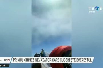 Voința învinge orice handicap. Un alpinist nevăzător din China a cucerit Everestul