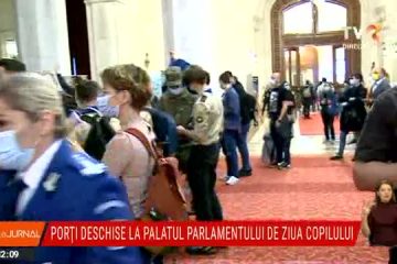 Porți deschise la Palatul Parlamentului. Copiii au fost întâmpinați de fanfară și au putut sta pe scaunul președintelui Camerei Deputaților