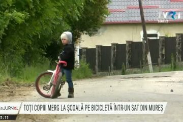 Cu ajutorul preotului și cu bani din donații, copiii dintr-un sat din Mureș pot merge la școală pe biciclete
