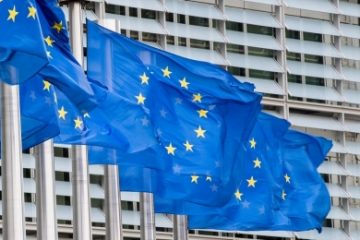 Parlamentul European se pregăteşte să acţioneze în justiţie Comisia pentru că nu a aplicat condiţionarea alocării fondurilor europene de respectarea statului de drept
