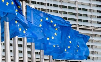 Parlamentul European se pregăteşte să acţioneze în justiţie Comisia pentru că nu a aplicat condiţionarea alocării fondurilor europene de respectarea statului de drept