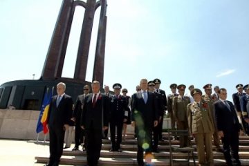 Ceremonie la Mormântul Ostașului Necunoscut. Președintele Klaus Iohannis: Eroii neamului nostru constituie modele demne de urmat pentru tinerele generații și cele viitoare!