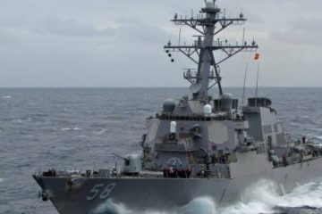 Rusia a început exerciții militare în Crimeea, în timp ce un distrugător american urmează să intre în Marea Neagră