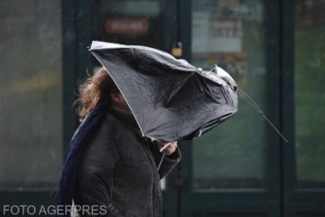 Ploi torențiale în București, descărcări electrice și intensificări ale vântului. Mai multe străzi și bulevarde au fost inundate și a fost emisă o avertizare RO Alert