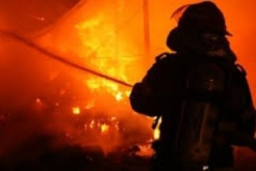 Mureş: Incendiu la o fabrică de mobilă din localitatea Fântânele