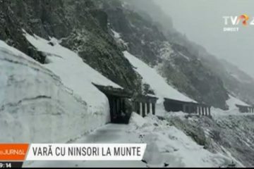 Vară cu ninsori la munte. Drumarii se luptă cu zăpada pe Transfăgărășan