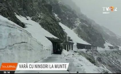 Vară cu ninsori la munte. Drumarii se luptă cu zăpada pe Transfăgărășan