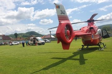 Un copil accidentat de o mașină care a izbit poarta unei gospodării a fost tranat cu un elicopter SMURD la Spitalul Județean de Urgență Târgu Mureș