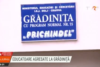 –	Educatoare agresate la o grădiniță din Craiova. O mamă a luat cu forța din incintă doi copii care au fuseseră încredințați la divorț tatălui