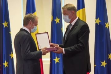 Klaus Iohannis participă la Bruxelles la Consiliul European de vară. Președintele l-a decorat pe Donald Tusk cu Ordinul Naţional „Steaua României” în grad de Mare Cruce