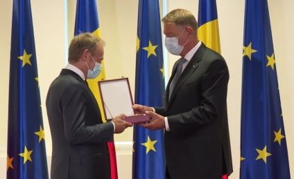 Klaus Iohannis participă la Bruxelles la Consiliul European de vară. Președintele l-a decorat pe Donald Tusk cu Ordinul Naţional „Steaua României” în grad de Mare Cruce