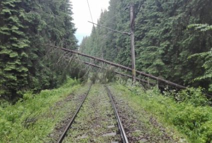 CFR: Întârzieri de peste 6 ore la trenurile care vin de la Arad spre litoral. Furtuna a lăsat fără curent linia de cale ferată