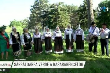 Basarabencele din satul Sofia sărbătoresc „Verdele” din anul 1900. Copiii şi bărbaţii nu pot participa