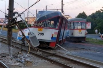 Un tramvai a deraiat şi a rupt doi stâlpi la Arad. O pasageră rănită a fost dusă la spital, iar alte două persoane au acuzat dureri