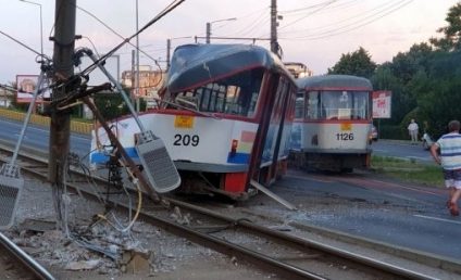 Un tramvai a deraiat şi a rupt doi stâlpi la Arad. O pasageră rănită a fost dusă la spital, iar alte două persoane au acuzat dureri