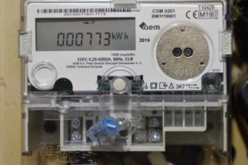 Prețul energiei electrice crește cu până la 13% de la 1 iulie pentru consumatorii care nu au contracte pe piața liberă. Motivele majorării