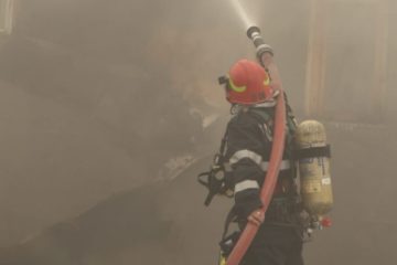 Incendiu într-un bloc de locuinţe din Buzău. 20 de persoane evacuate, două intoxicate cu fum