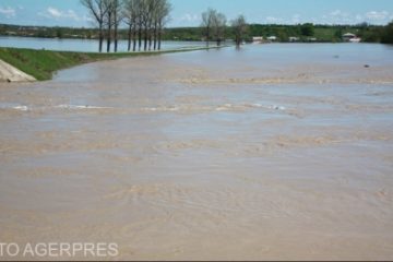 Cod portocaliu și cod galben de inundații în 17 bazine hidrografice și pe râurile din Dobrogea, până duminică