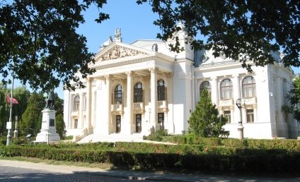 Protest spontan la Opera din Iași, după ce angajaţii au aflat că managerul Beatrice Rancea revine pe funcţie
