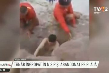 Abandonat de prieteni. Salvamarii au săpat cu mâinile să scoată din nisip un tânăr îngropat până la gât pe plaja din Tuzla