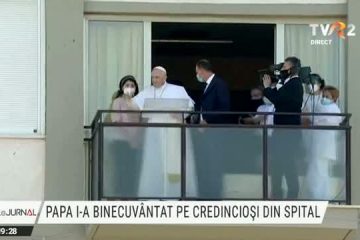 Papa Francisc a ţinut slujba de duminică din balconul spitalului în care este internat