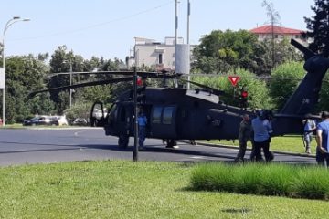 Un elicopter militar a aterizat forțat în Piața Charles de Gaulle din Capitală, după ce a dărâmat doi stâlpi. Nu s-au înregistrat victime. Filmul incidentului